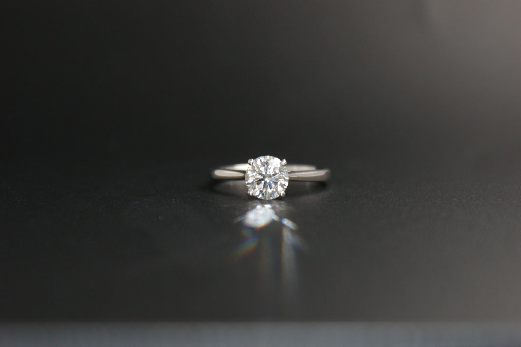 060- 9ct white gold 1.25ct lab diamond ring
