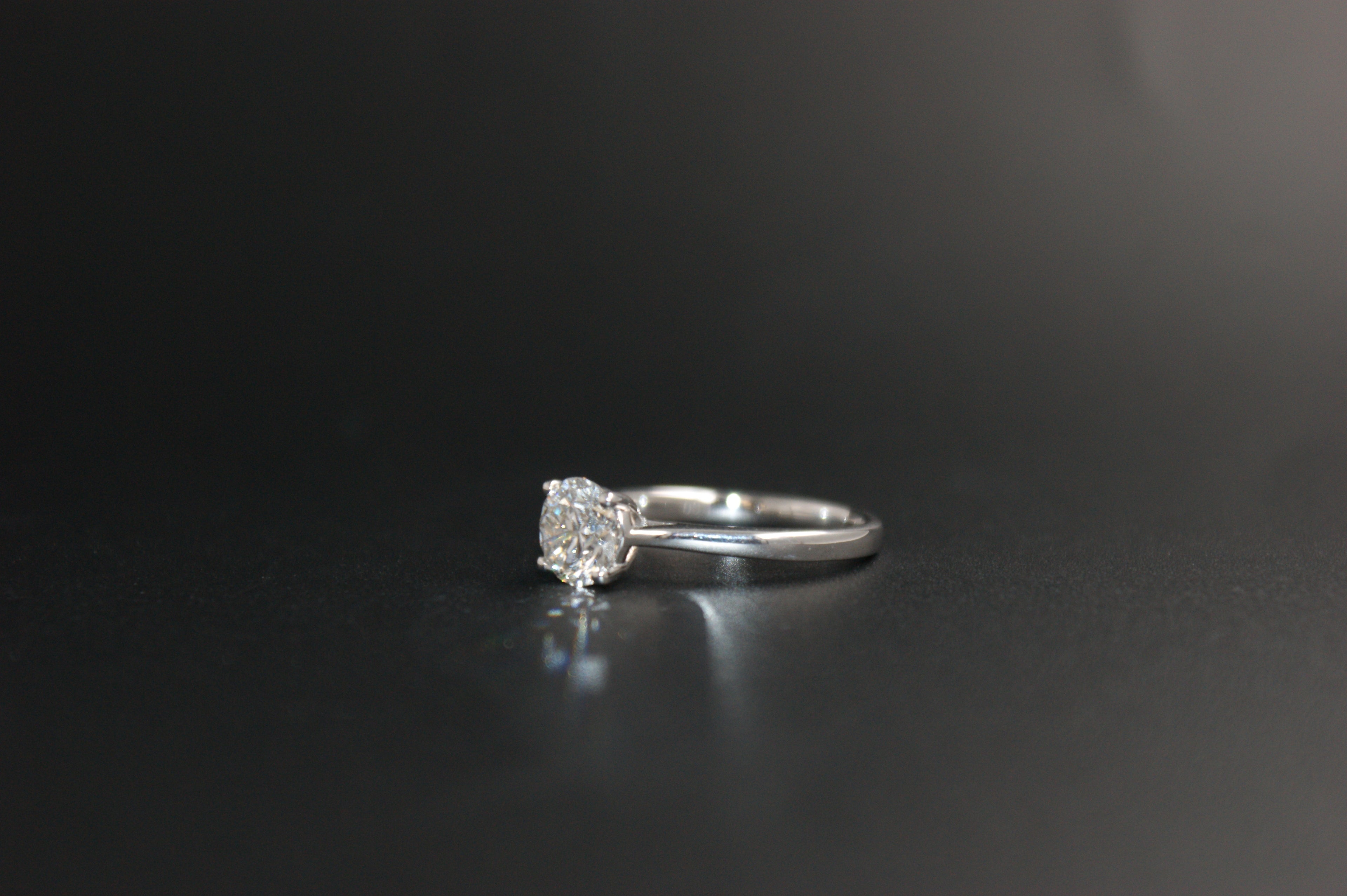 060- 9ct white gold 1.25ct lab diamond ring