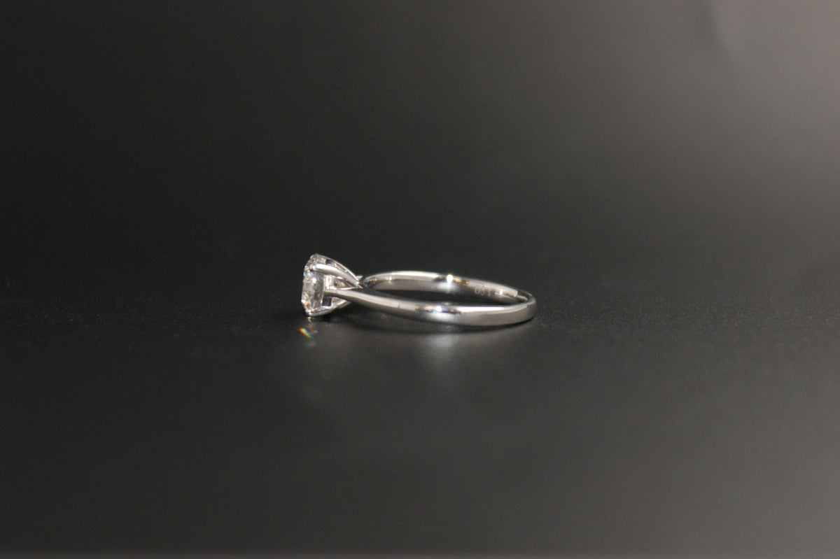 060- 9ct white gold 1.25ct lab diamond ring