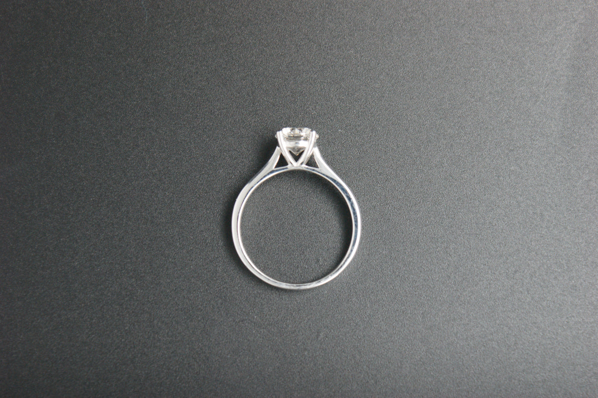 060- 9ct white gold 1.25ct lab diamond ring