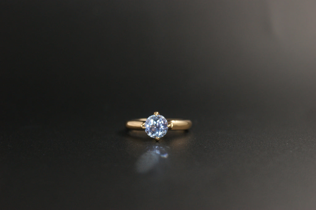 061- 18ct gold lavender sapphire ring