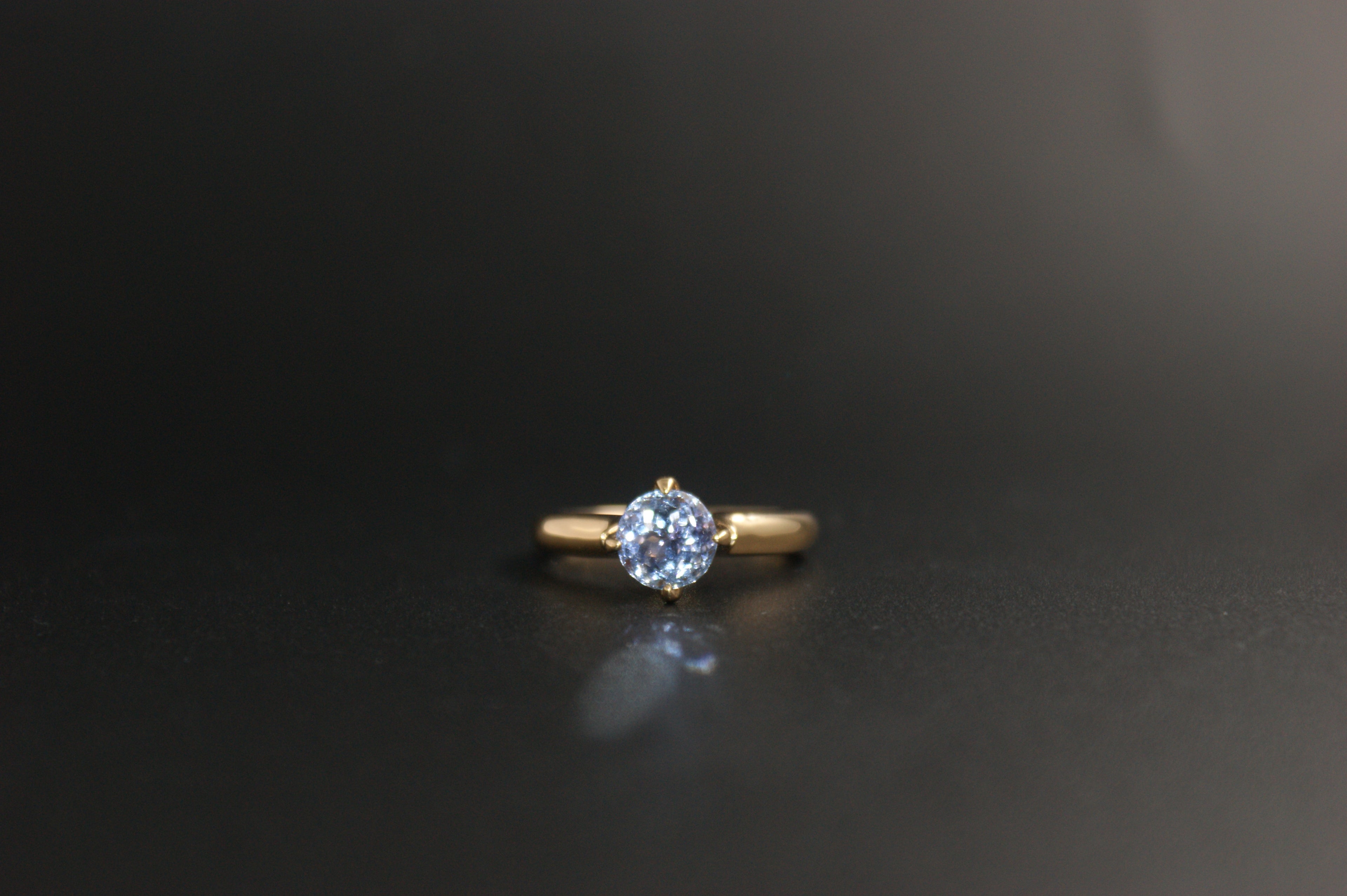061- 18ct gold lavender sapphire ring