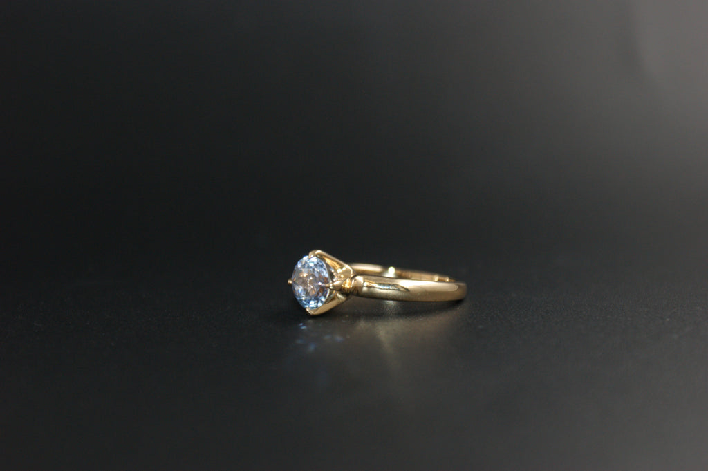 061- 18ct gold lavender sapphire ring