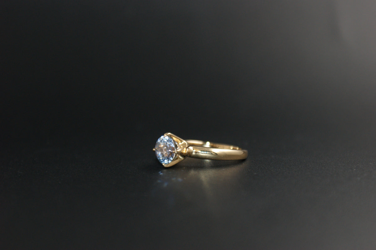 061- 18ct gold lavender sapphire ring
