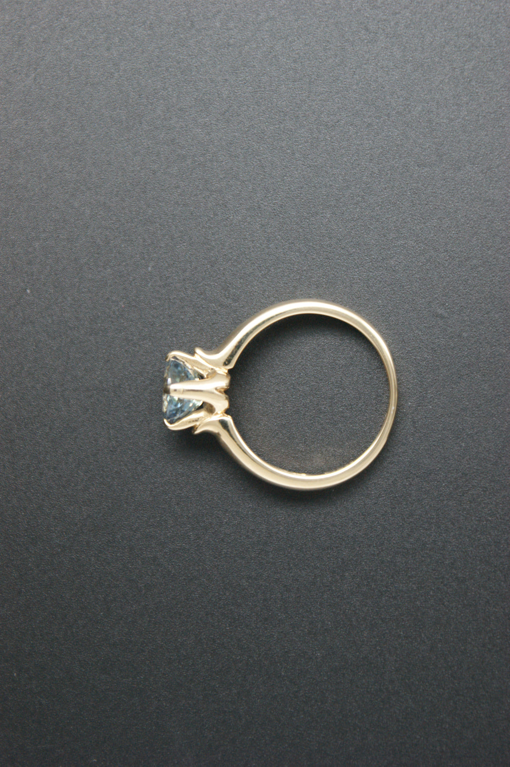 061- 18ct gold lavender sapphire ring