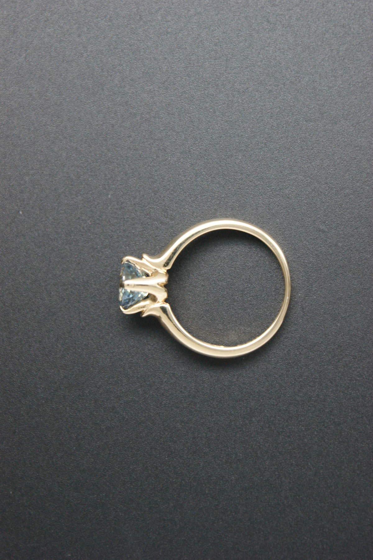 061- 18ct gold lavender sapphire ring