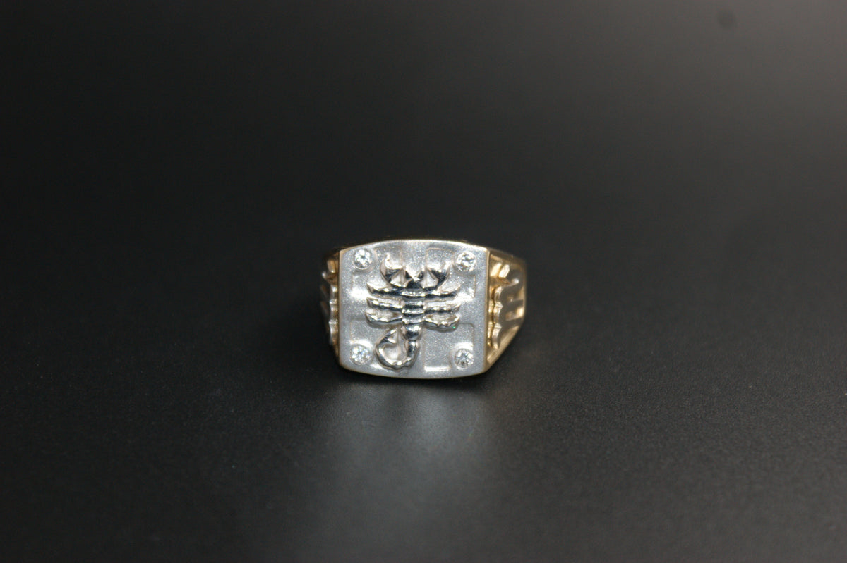 070- 14ct Yellow Gold Men's Scorpion Diamond Signet Ring