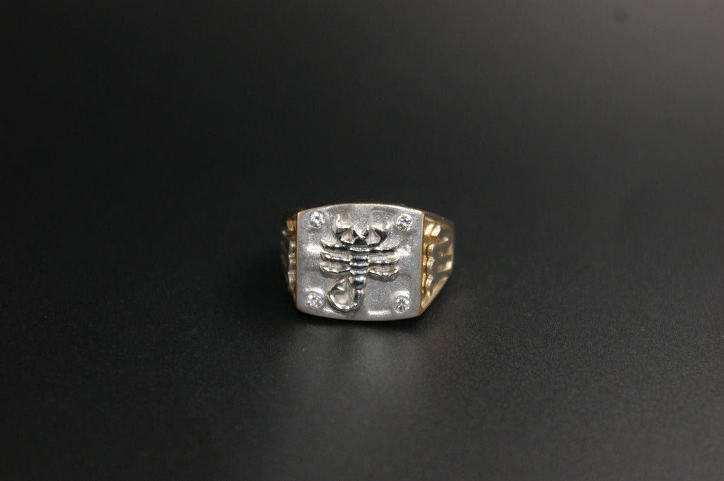 070- 14ct Yellow Gold Men's Scorpion Diamond Signet Ring