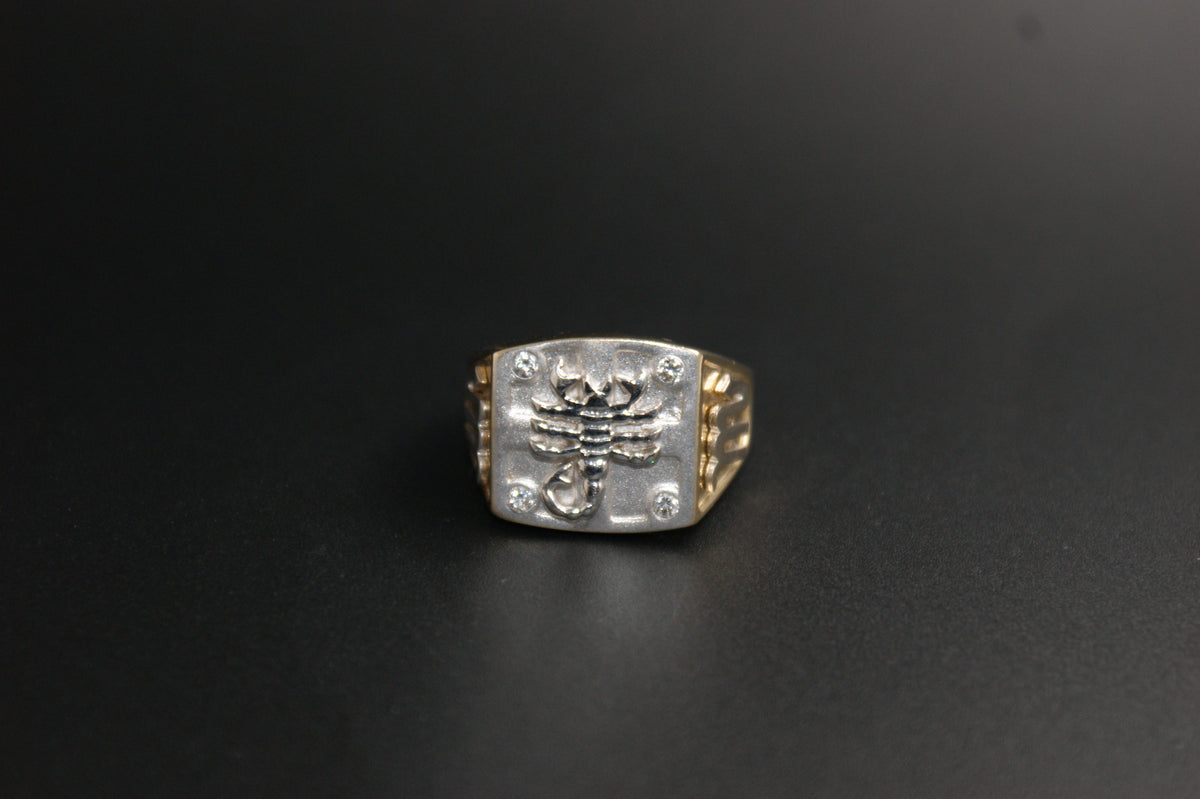 070- 14ct Yellow Gold Men's Scorpion Diamond Signet Ring