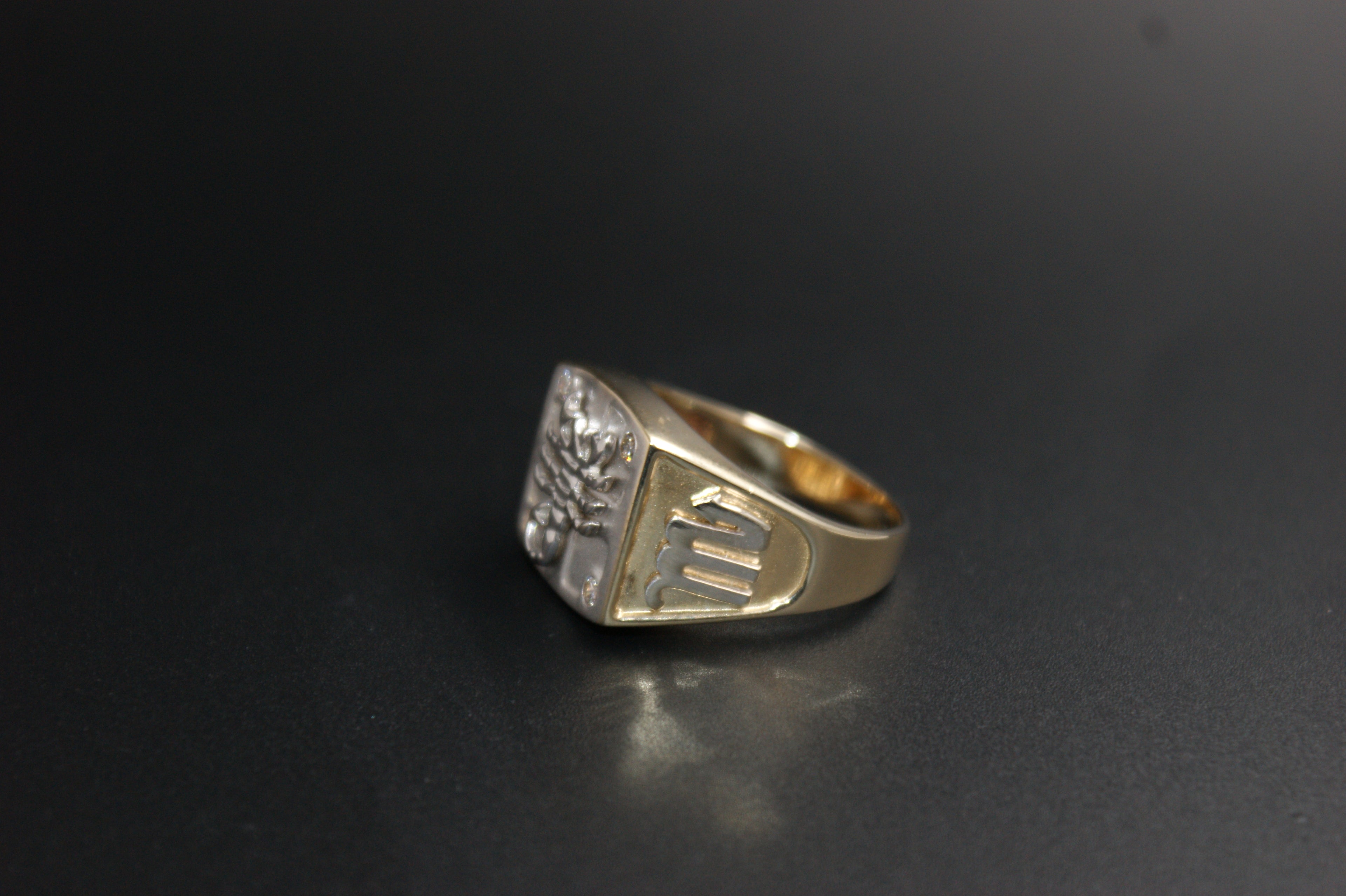 070- 14ct Yellow Gold Men's Scorpion Diamond Signet Ring