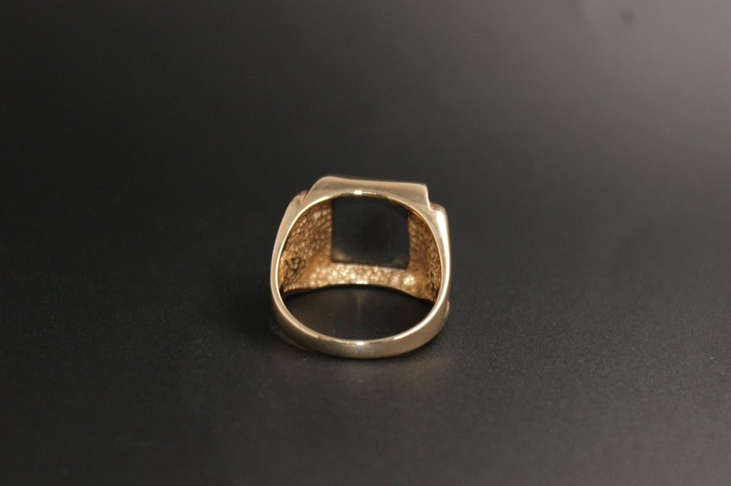 072- 9ct Yellow Gold Intaglio Centurion Hematite Signet Ring