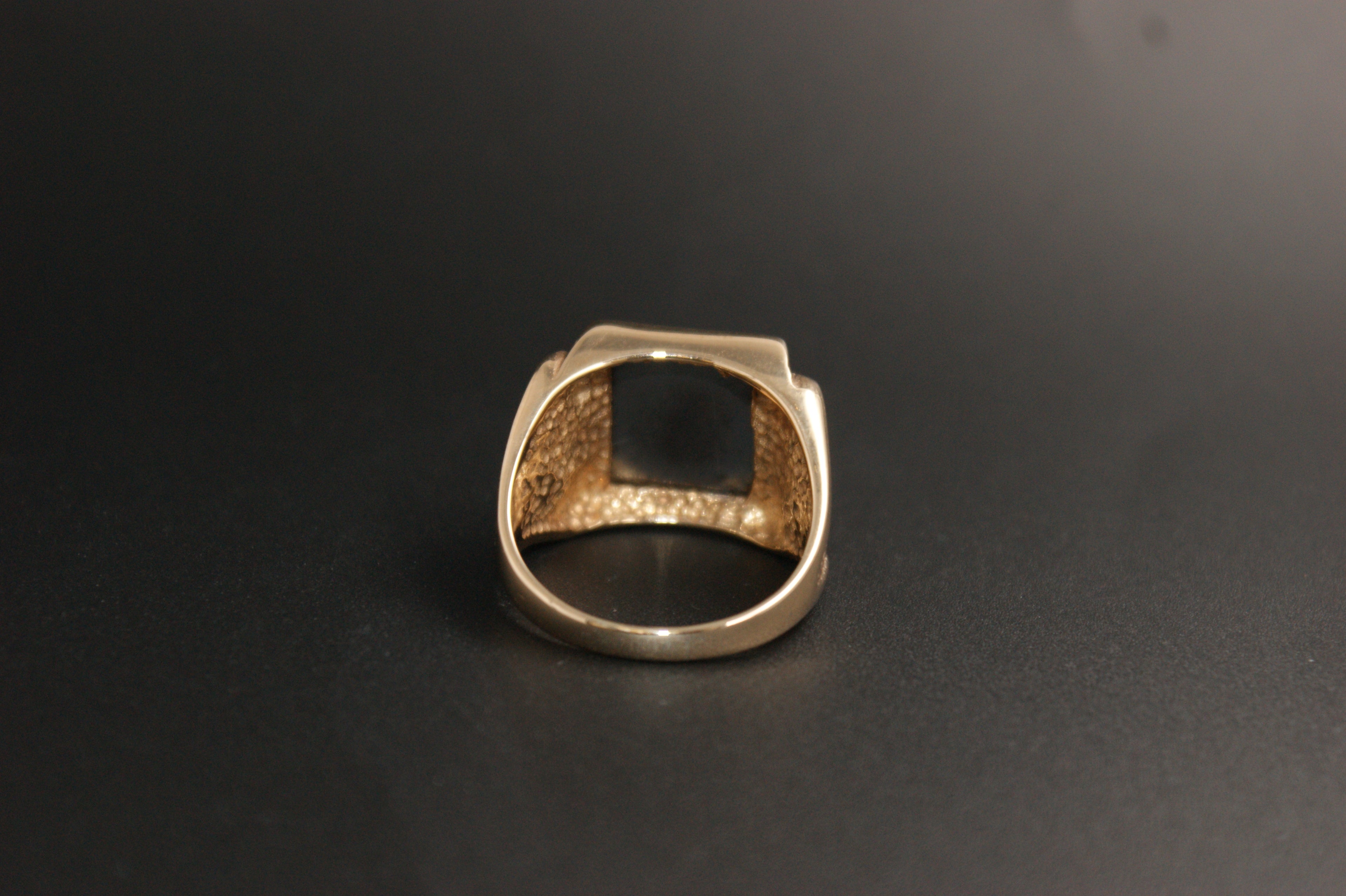 072- 9ct Yellow Gold Intaglio Centurion Hematite Signet Ring