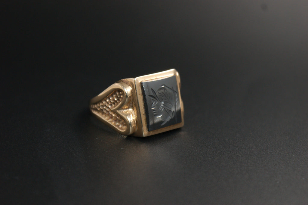 072- 9ct Yellow Gold Intaglio Centurion Hematite Signet Ring