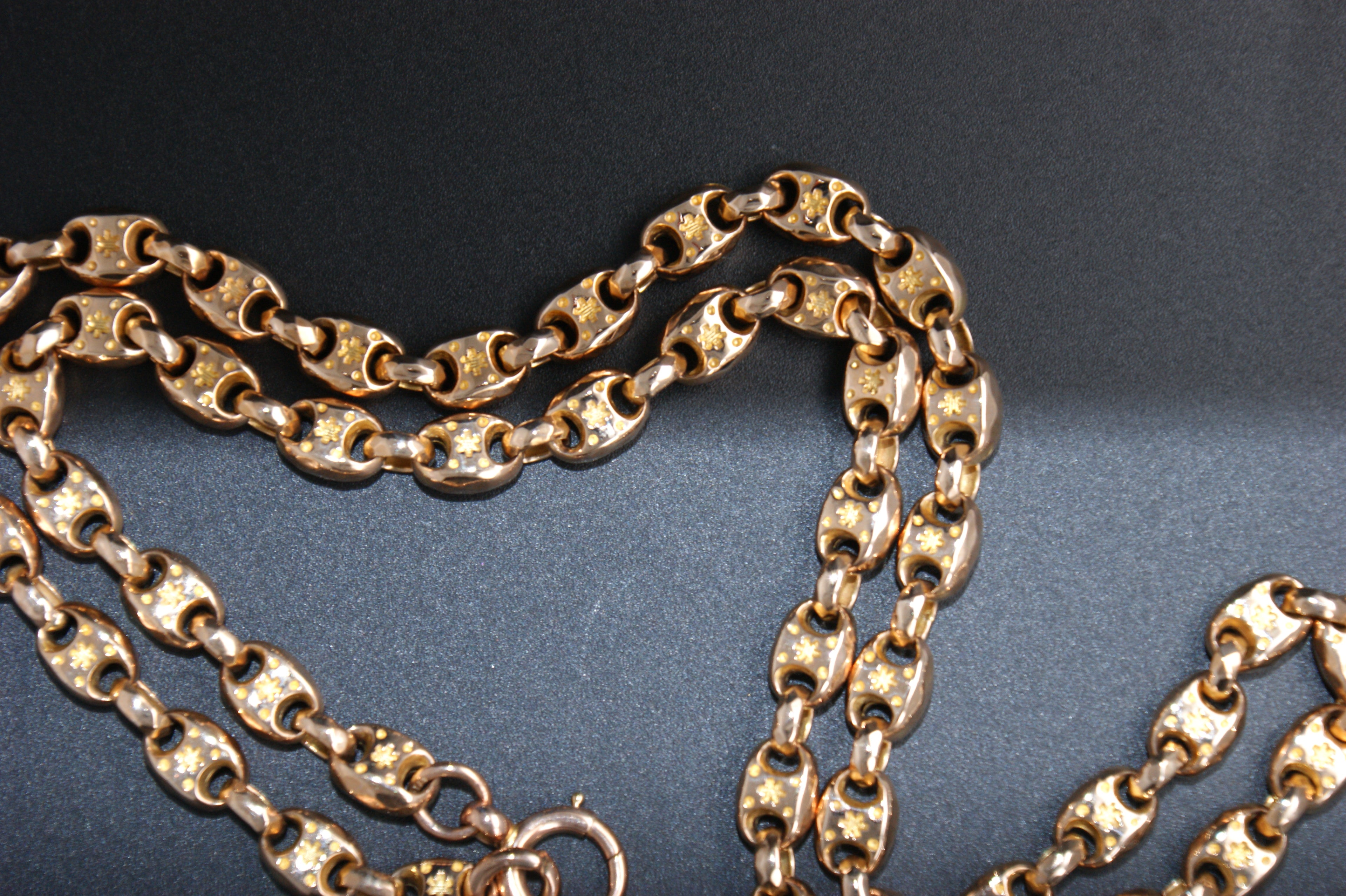 079-9ct Yellow Gold Starburst Engraved Button Link Chain.