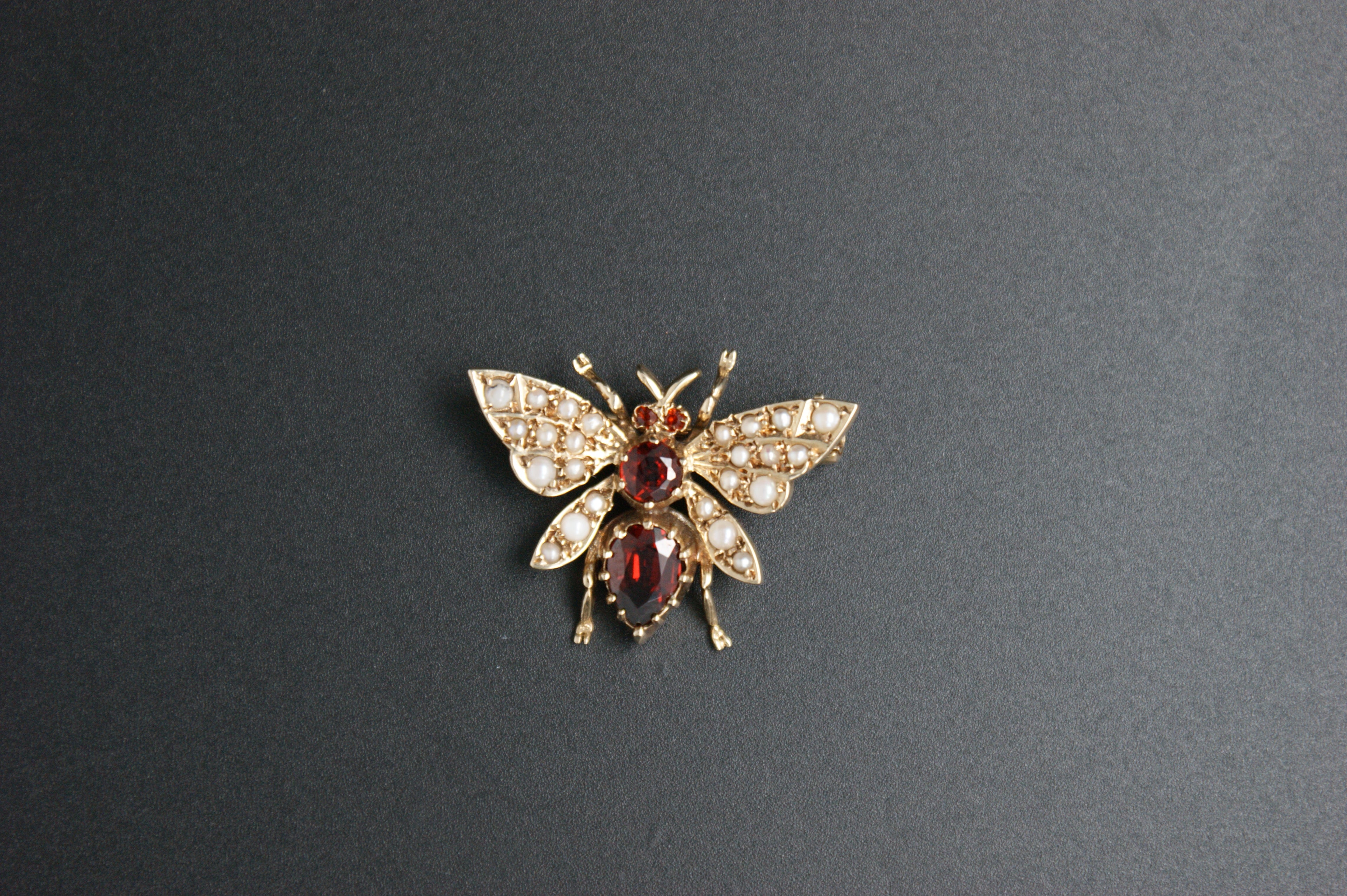 081- 9ct garnet and pearl Bee brooch.