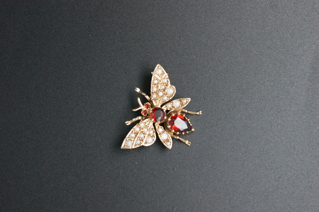 081- 9ct garnet and pearl Bee brooch.