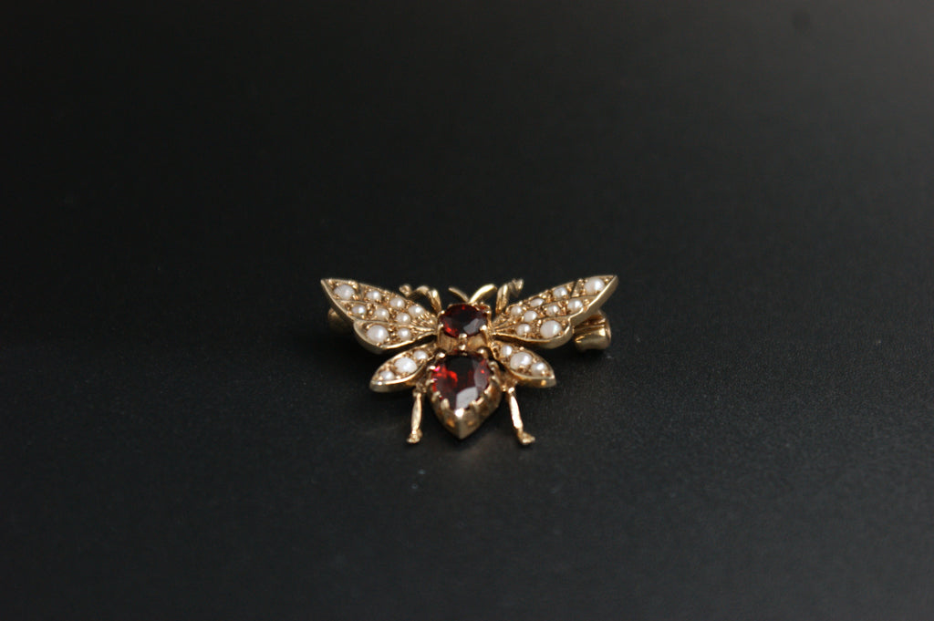 081- 9ct garnet and pearl Bee brooch.