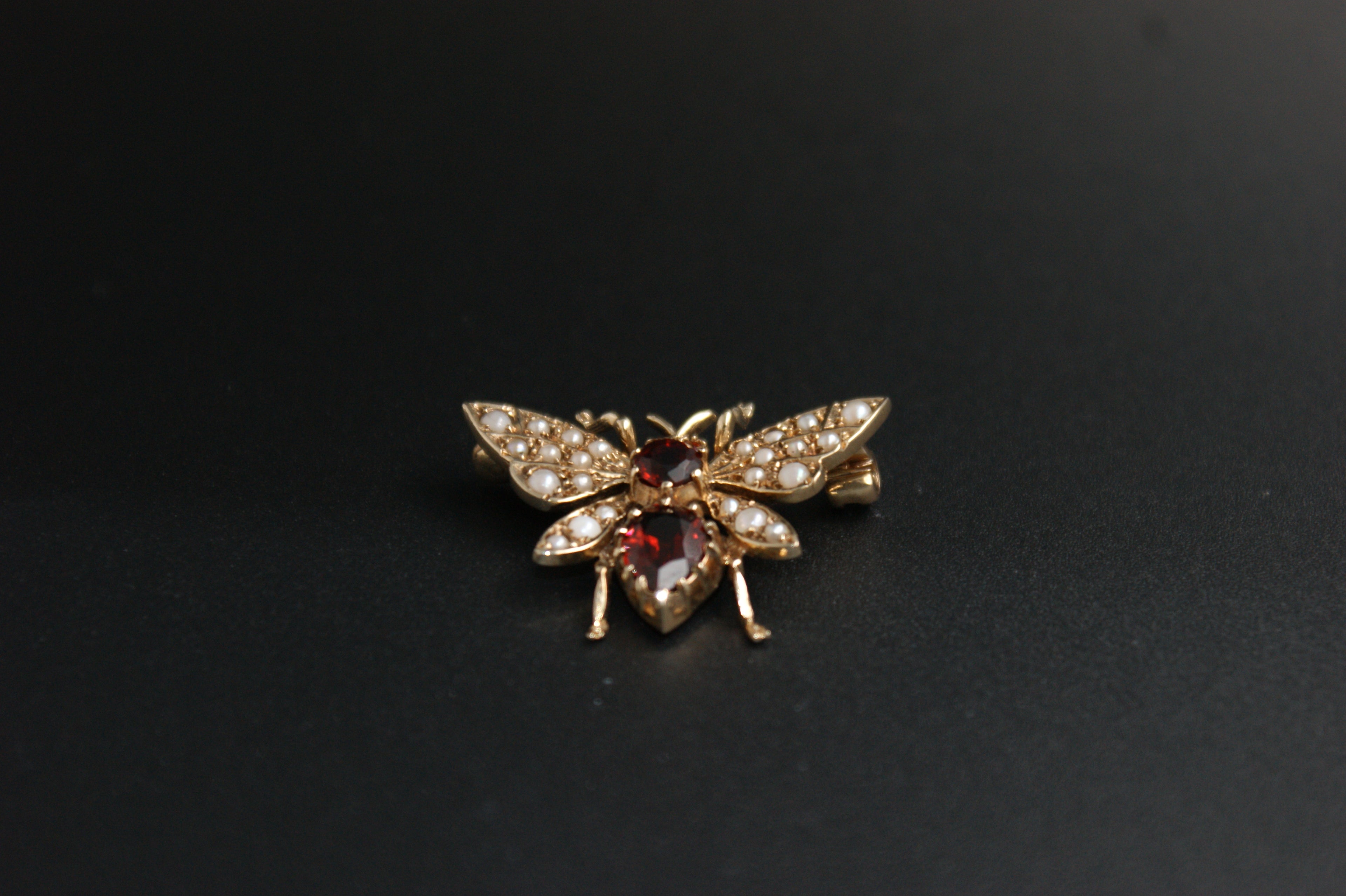 081- 9ct garnet and pearl Bee brooch.