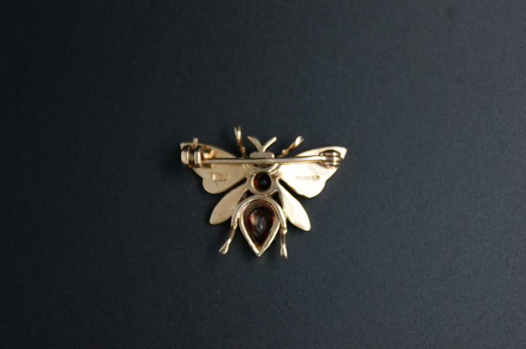 081- 9ct garnet and pearl Bee brooch.
