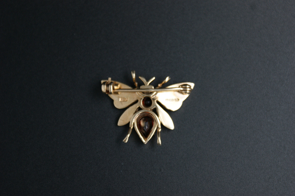 081- 9ct garnet and pearl Bee brooch.