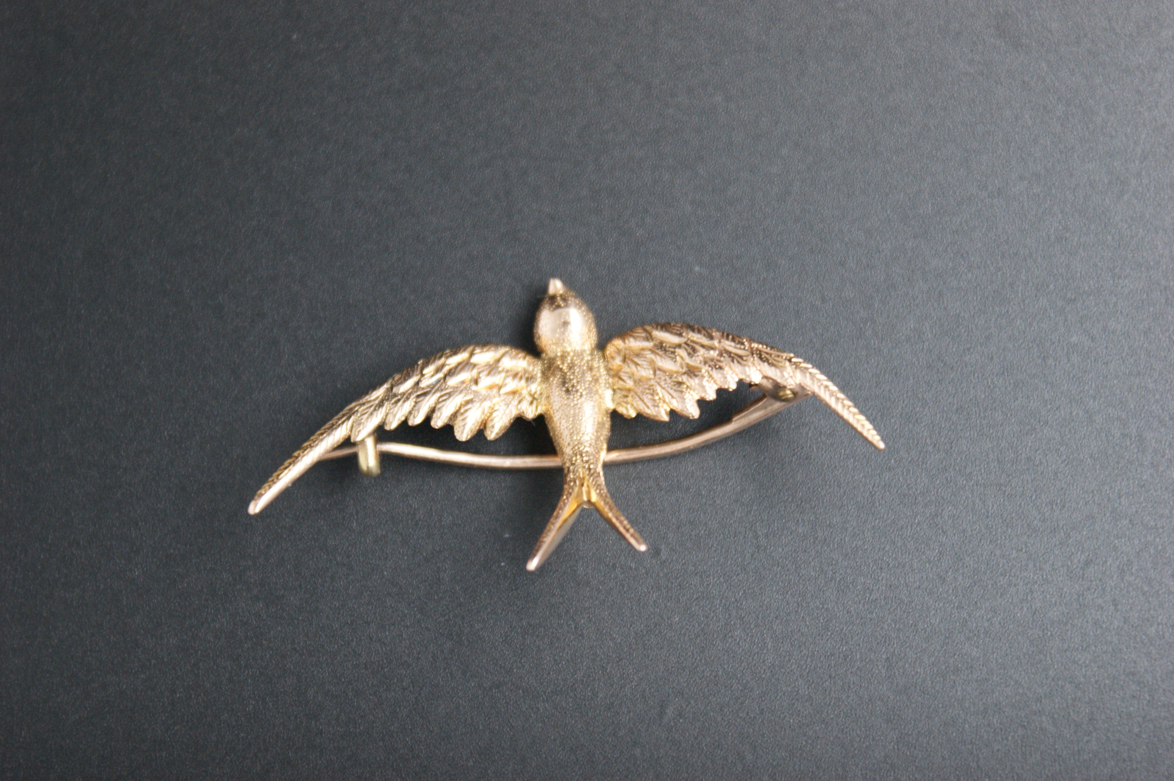 082- 15ct Swallow bird brooch.