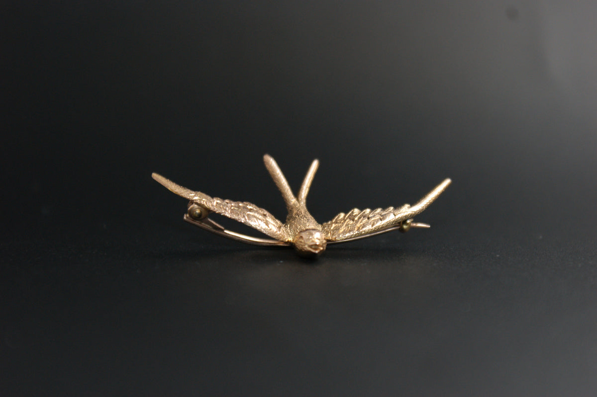 082- 15ct Swallow bird brooch.