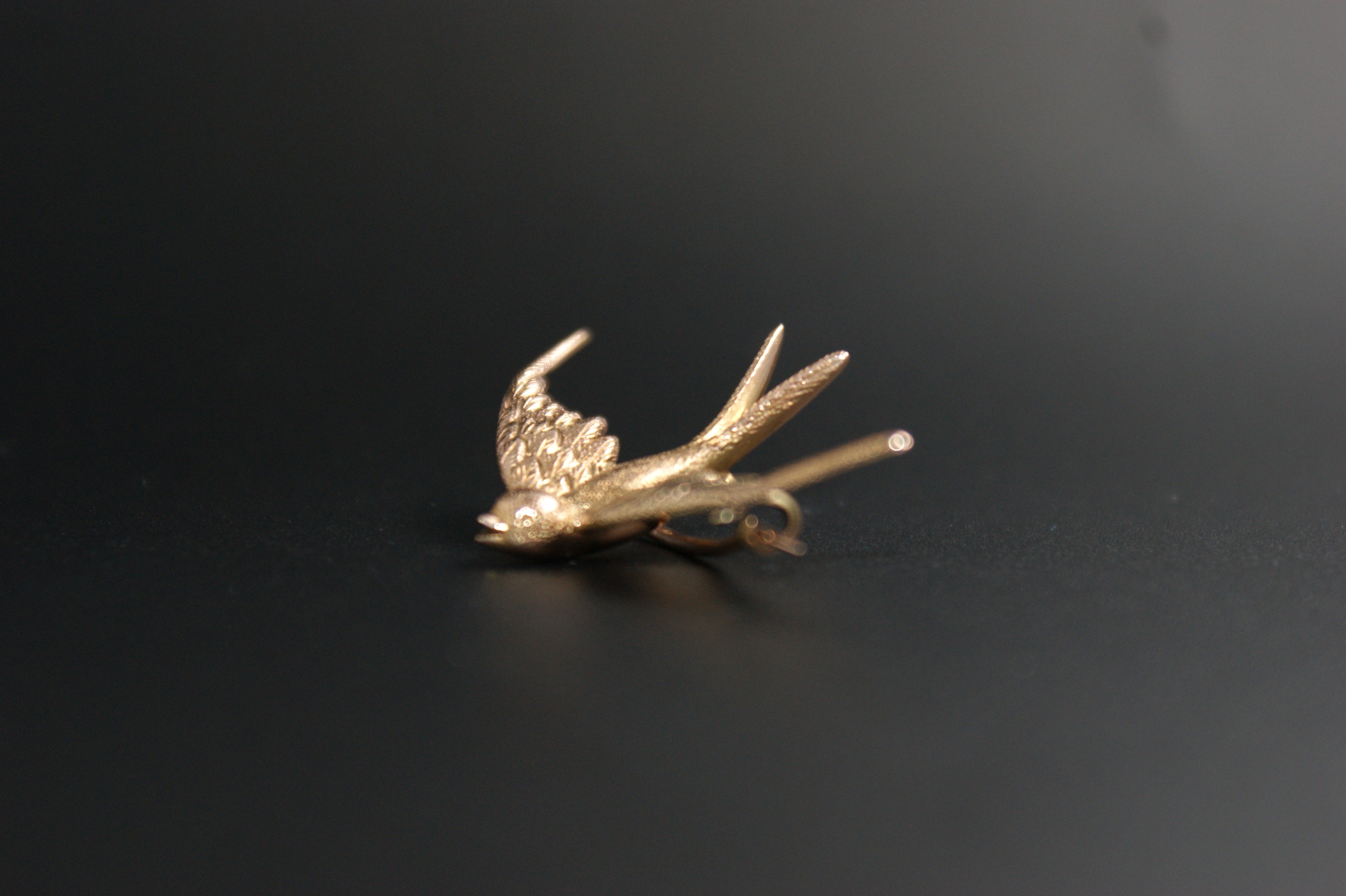 082- 15ct Swallow bird brooch.