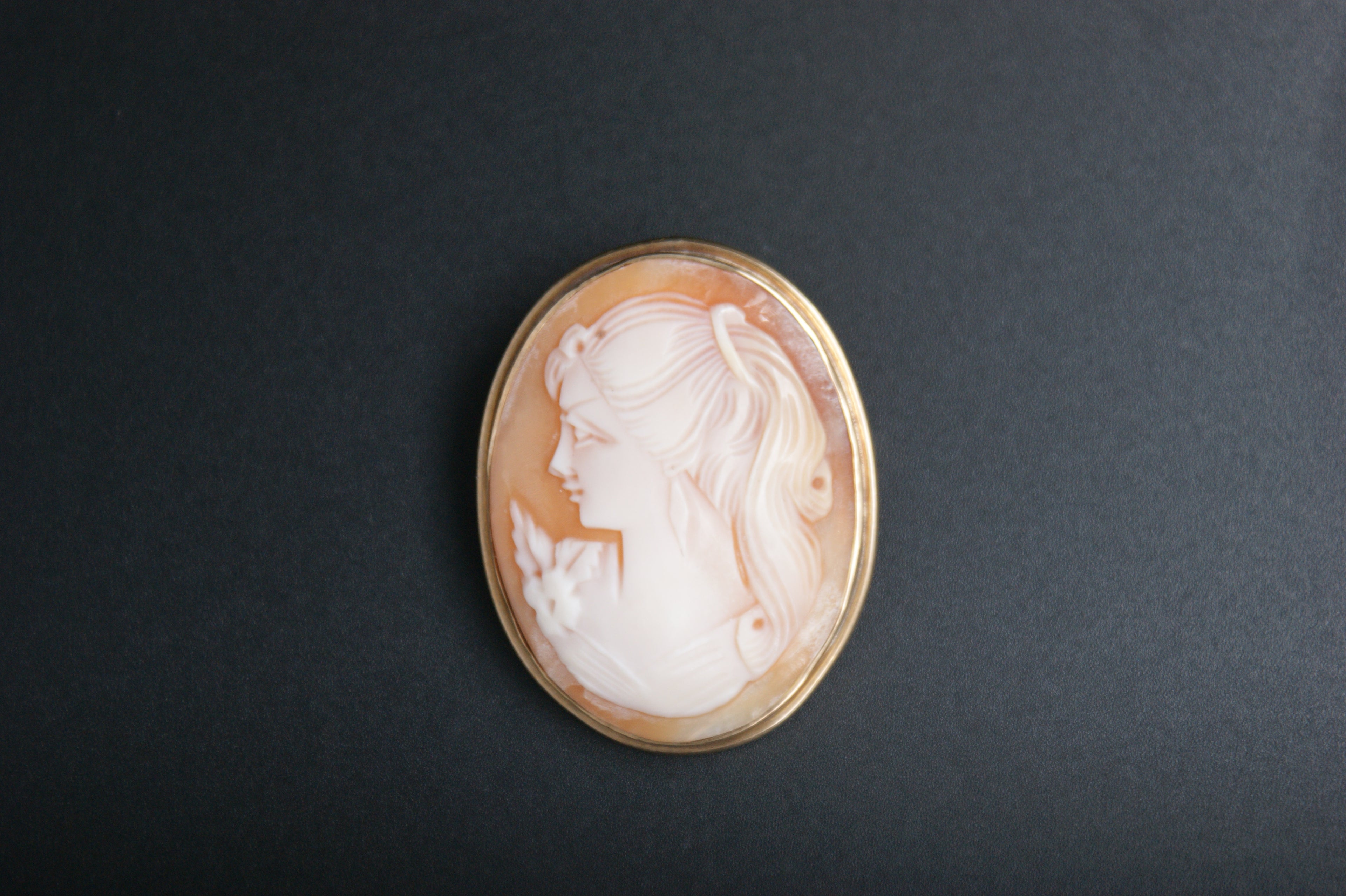 084- 9ct Cameo brooch.