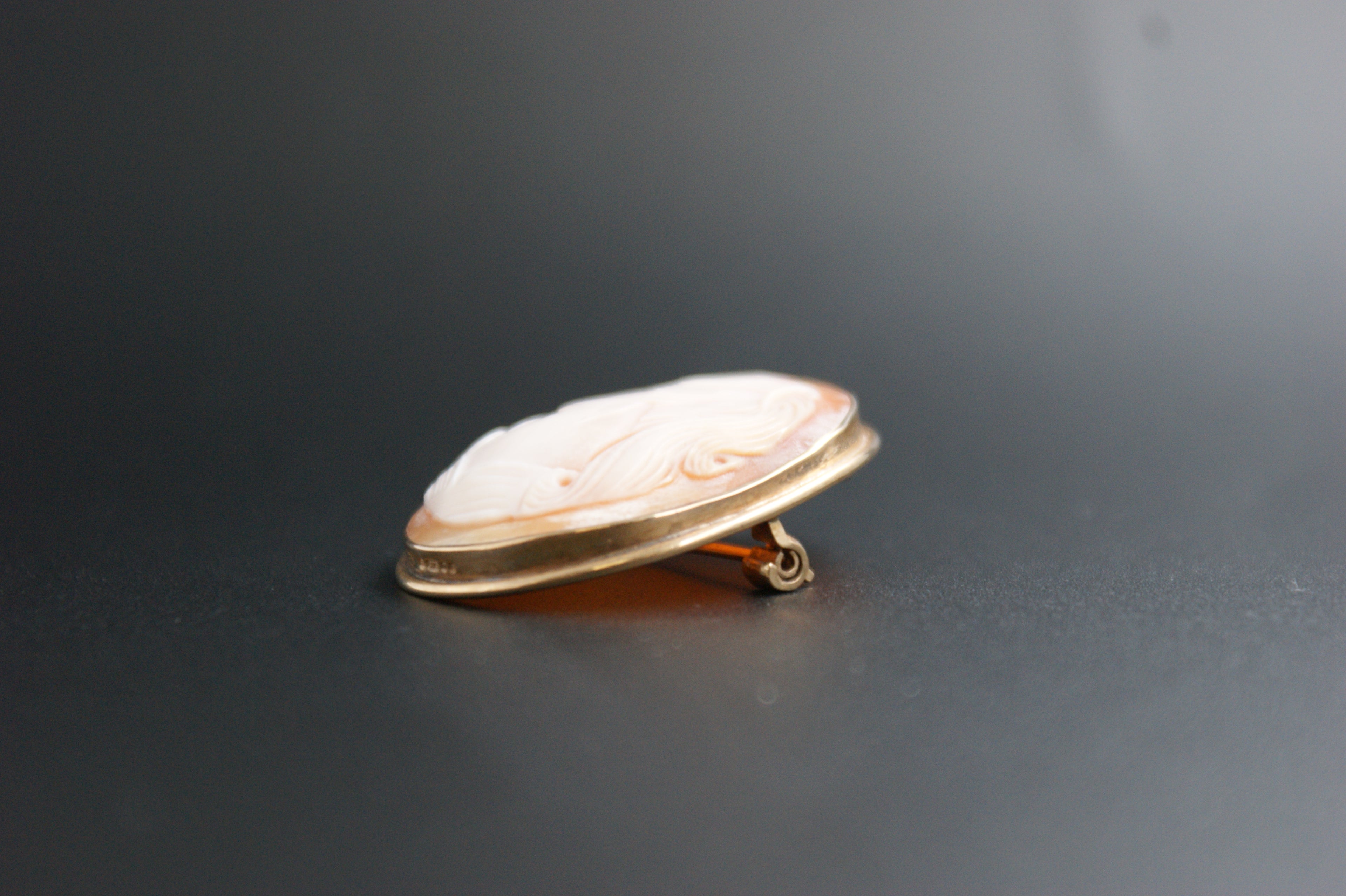 084- 9ct Cameo brooch.
