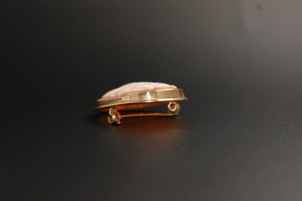 084- 9ct Cameo brooch.