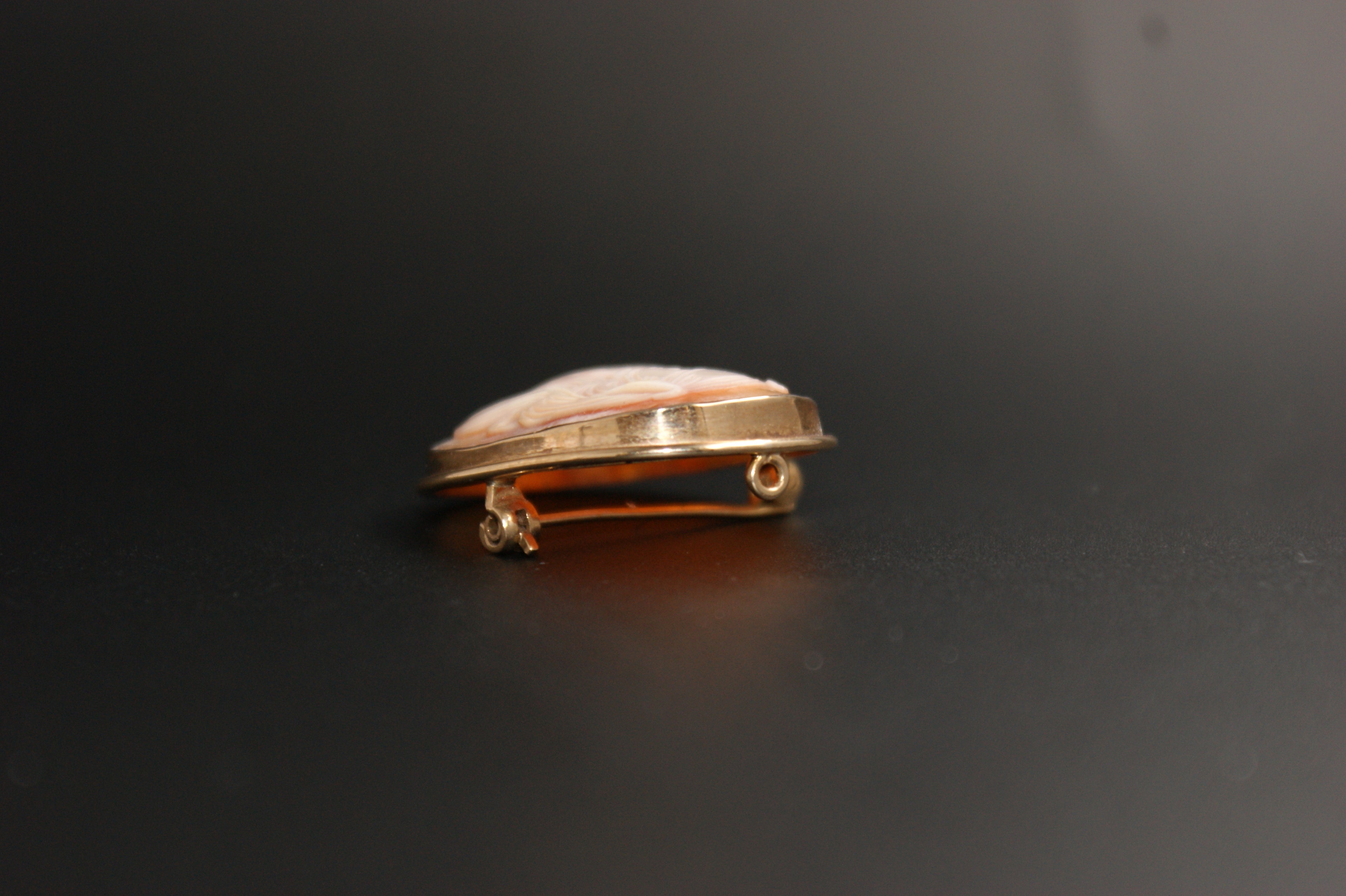 084- 9ct Cameo brooch.