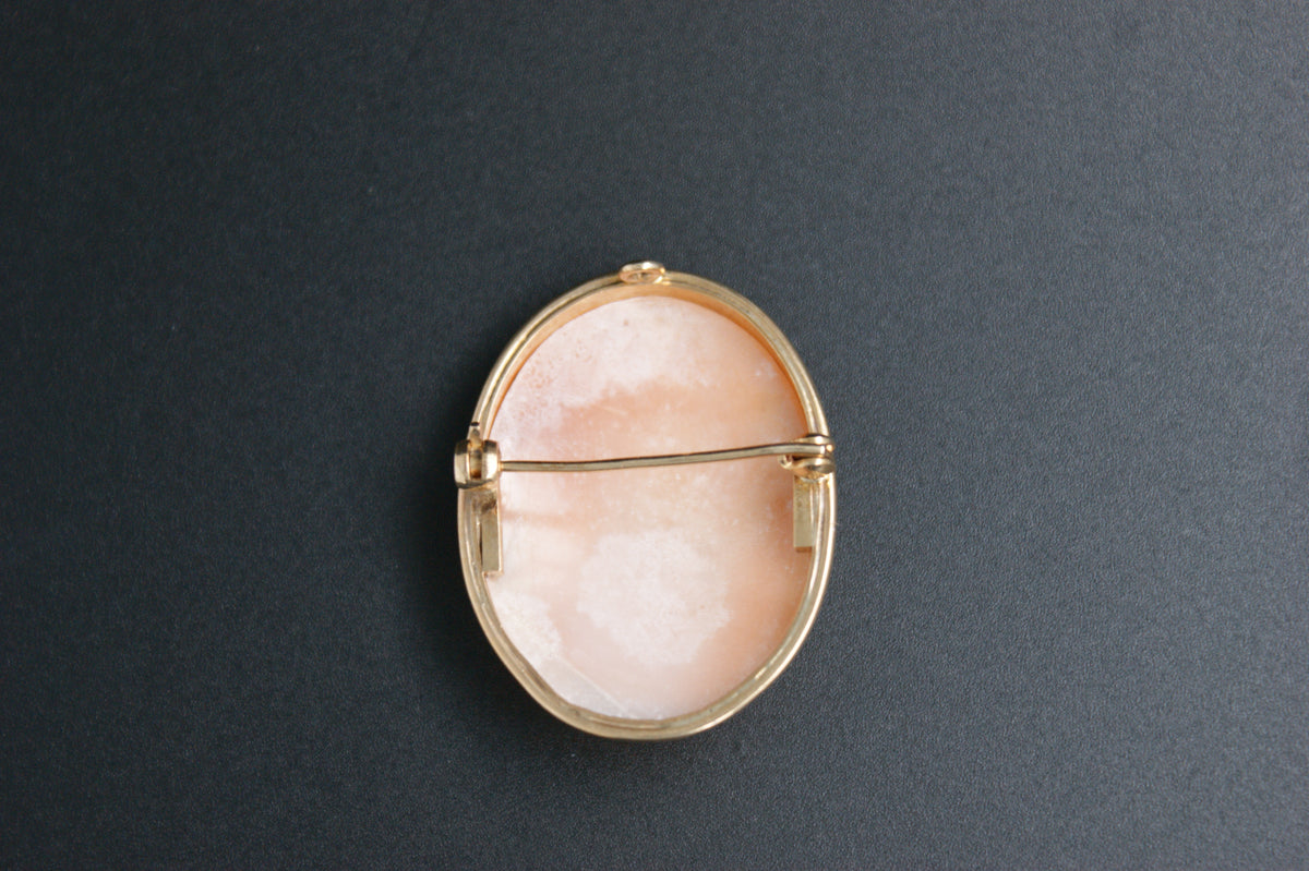 084- 9ct Cameo brooch.