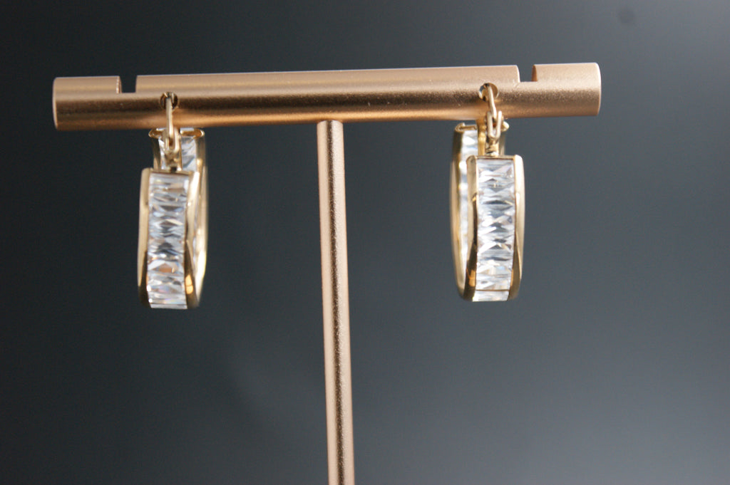 086- 9ct cubic zirconia hoop earrings.