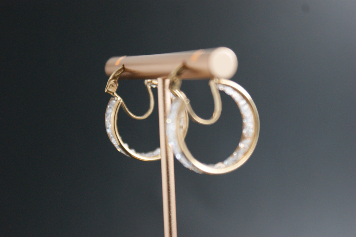086- 9ct cubic zirconia hoop earrings.