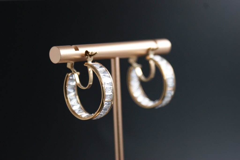 086- 9ct cubic zirconia hoop earrings.