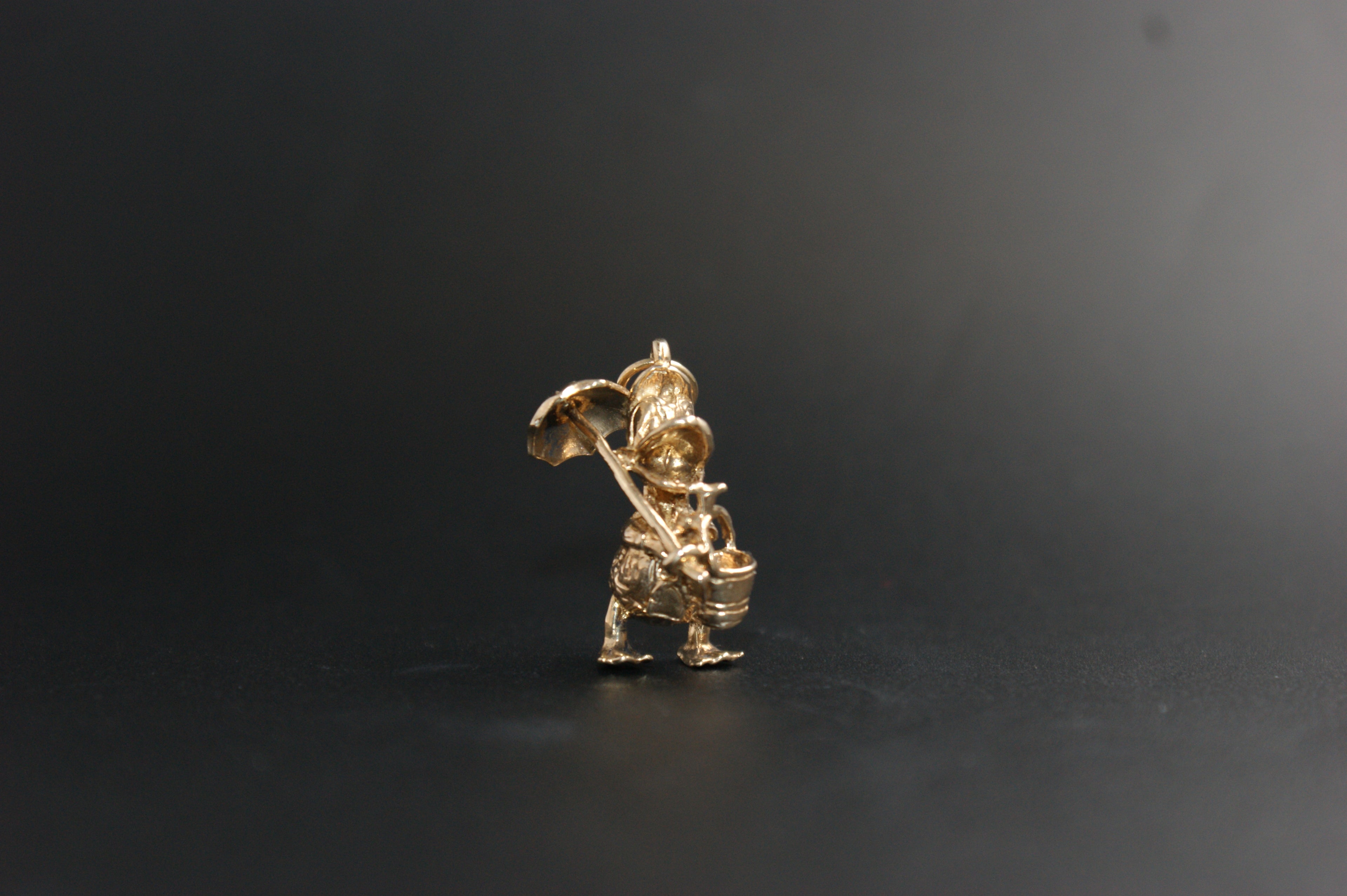 090- 9ct Disney Donald duck charm/pendant.