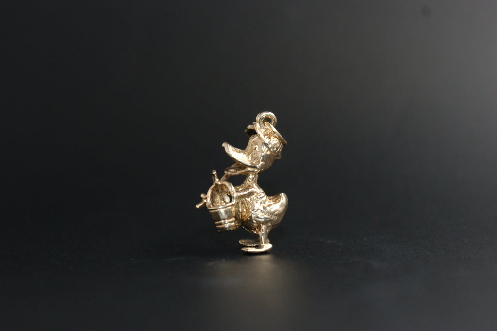 090- 9ct Disney Donald duck charm/pendant.
