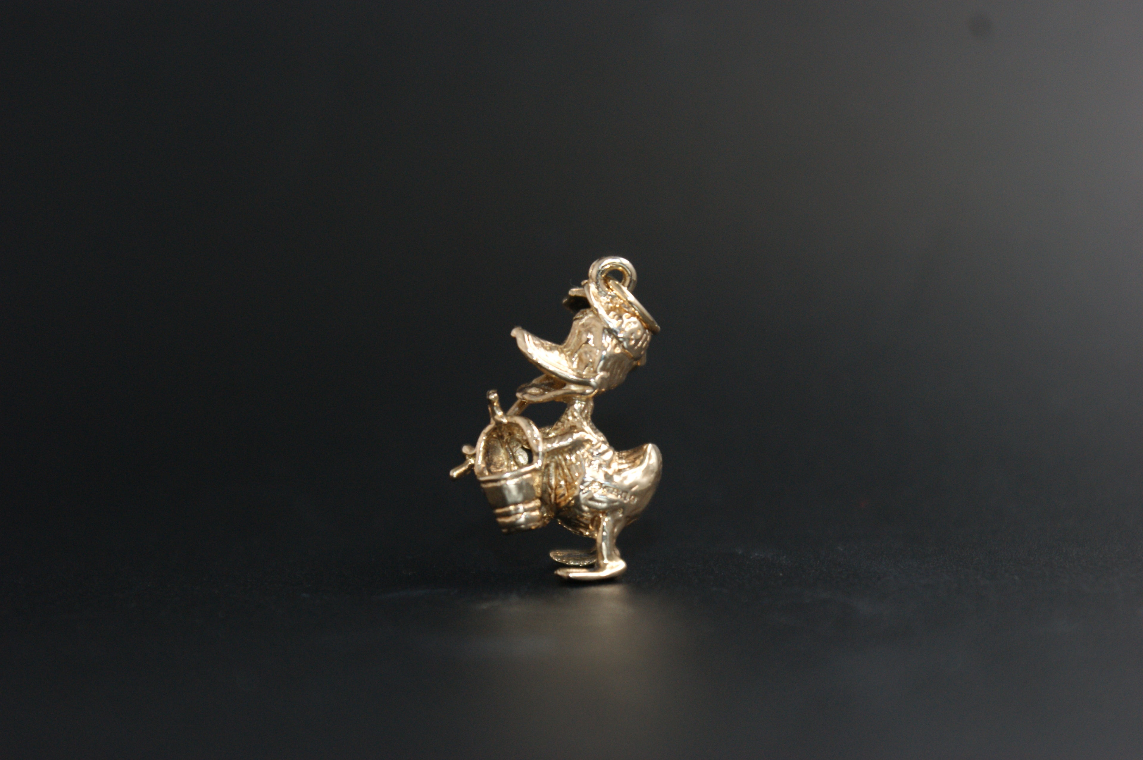 090- 9ct Disney Donald duck charm/pendant.