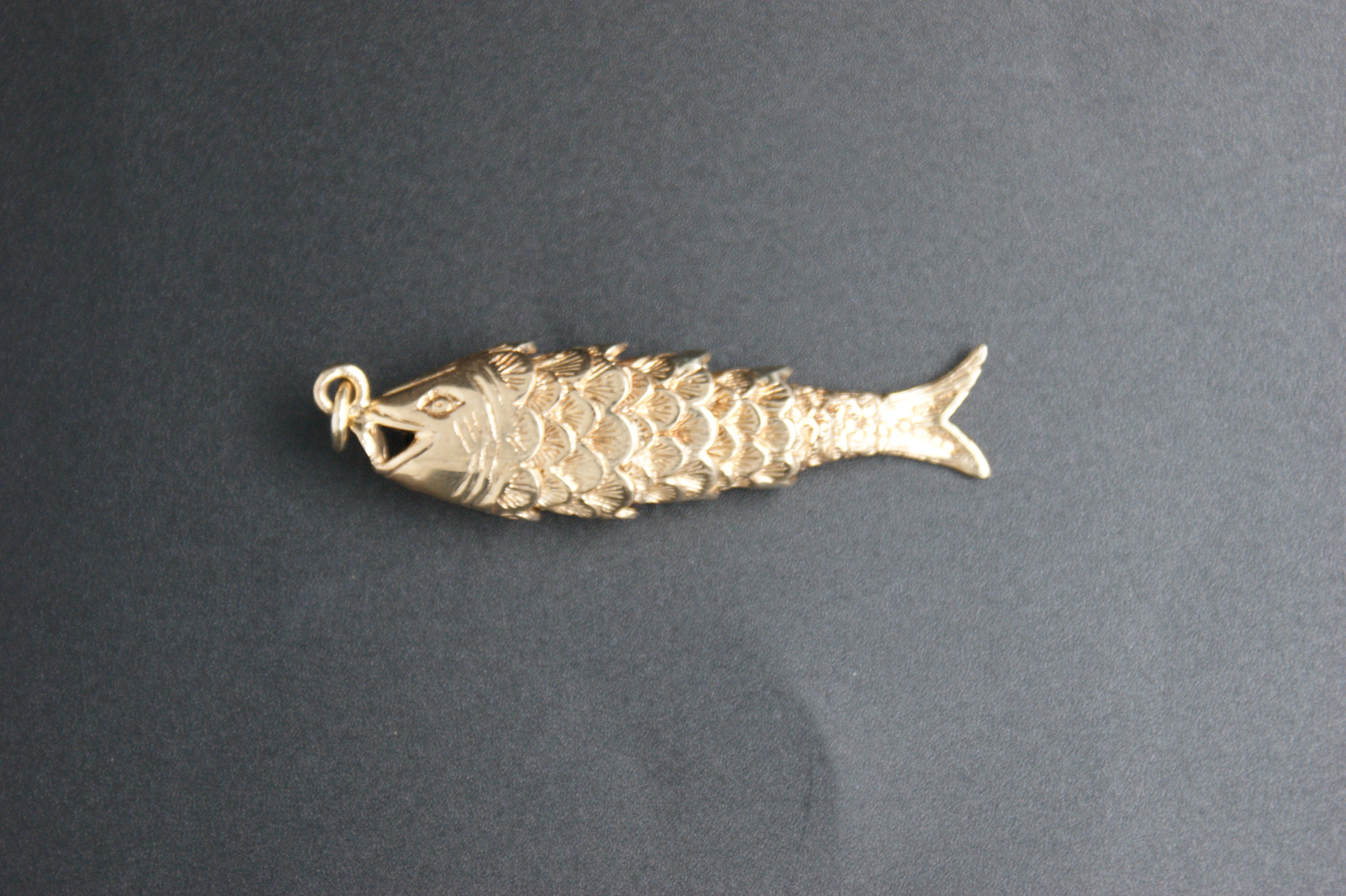 092- 9ct Gold Articulated Moving Fish Charm