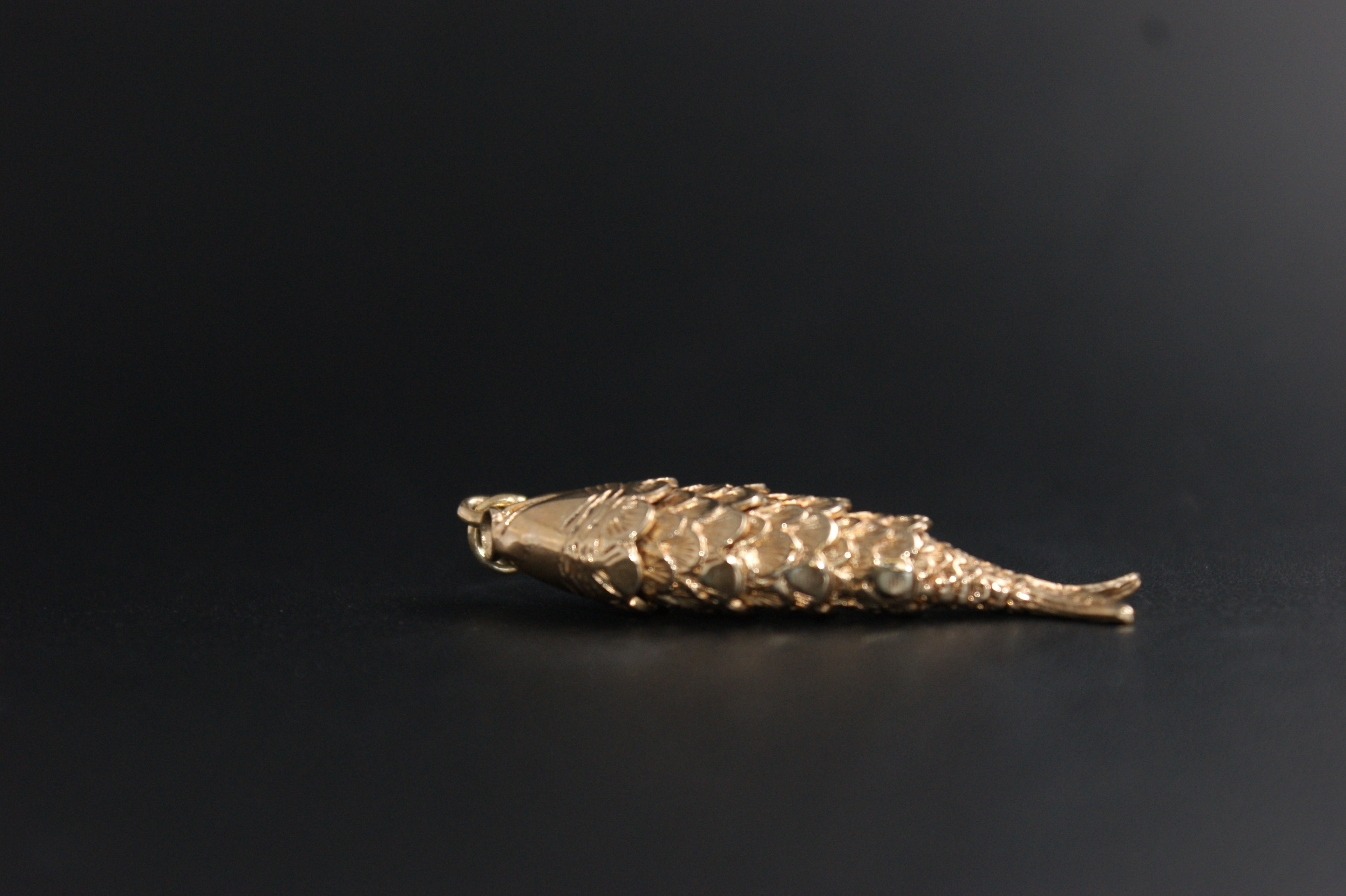 092- 9ct Gold Articulated Moving Fish Charm