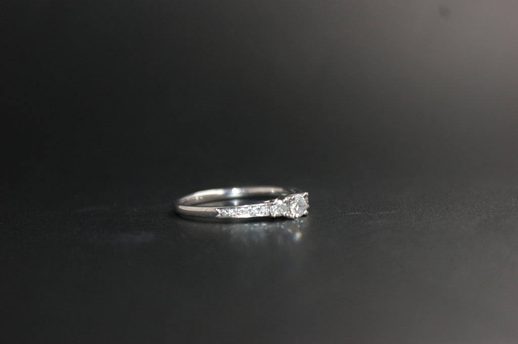 096-9ct White Gold 0.35ctt Diamond Three-Stone Ring