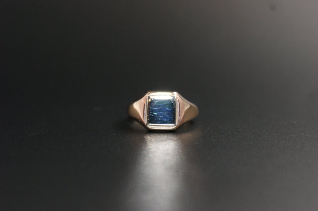 0101- 9ct/Platinum signet ring.