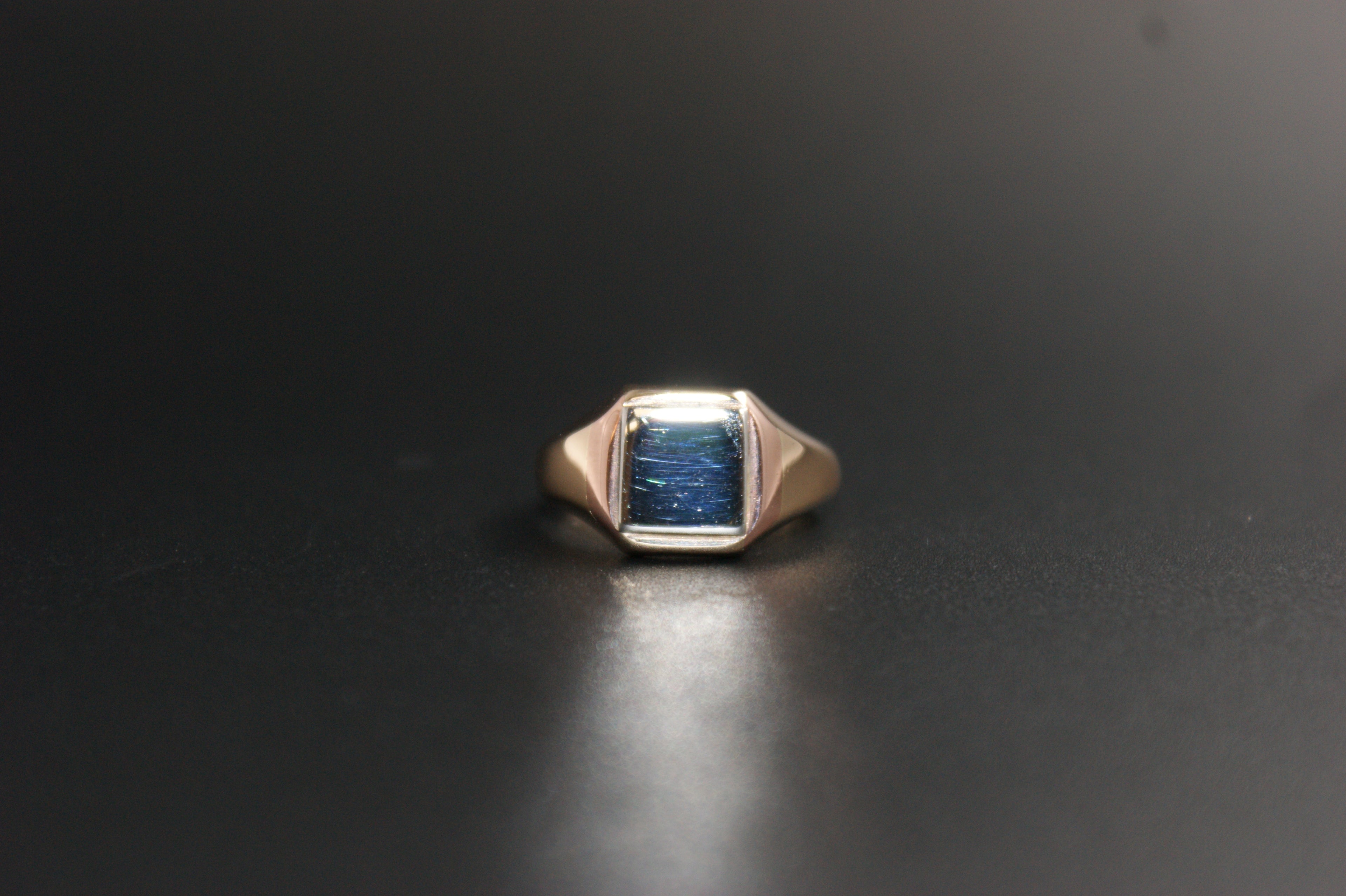 0101- 9ct/Platinum signet ring.
