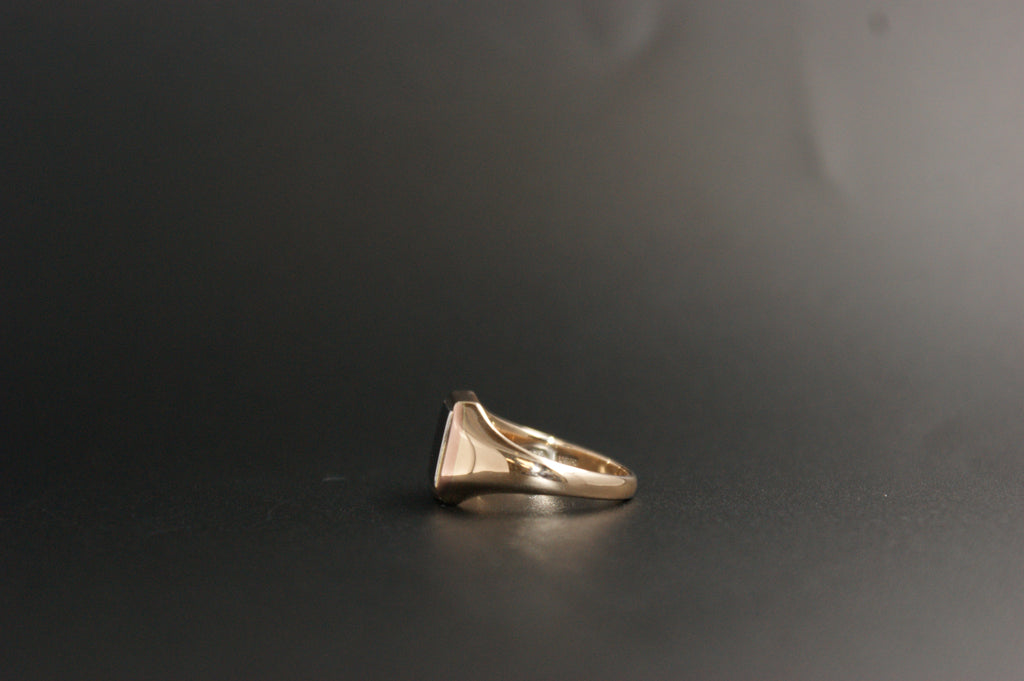 0101- 9ct/Platinum signet ring.