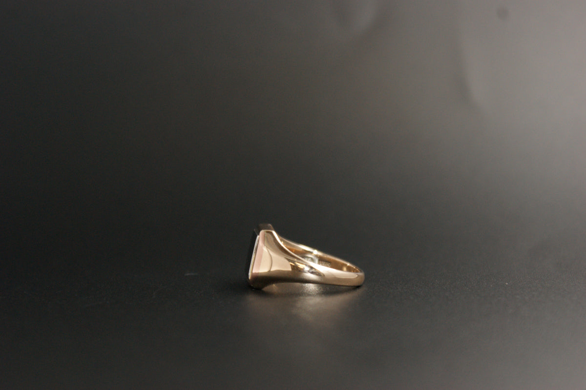 0101- 9ct/Platinum signet ring.