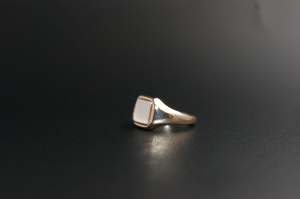 0101- 9ct/Platinum signet ring.