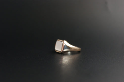 0101- 9ct/Platinum signet ring.