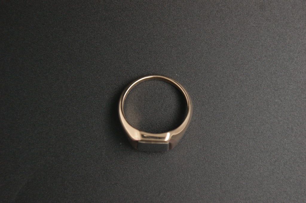 0101- 9ct/Platinum signet ring.