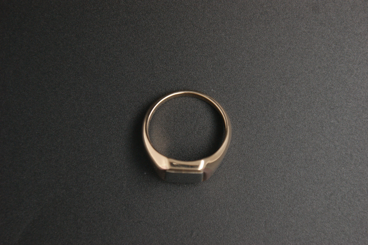 0101- 9ct/Platinum signet ring.