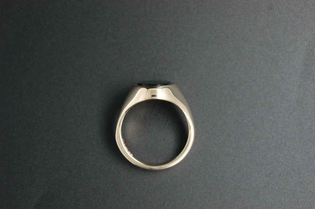 0102- 9ct Black Onyx signet ring.